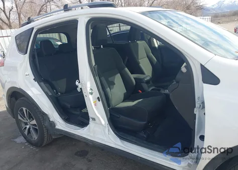 2017 Toyota Rav4 Xle z USA, uszkodzony, nr VIN JTMRFREV0HD214375